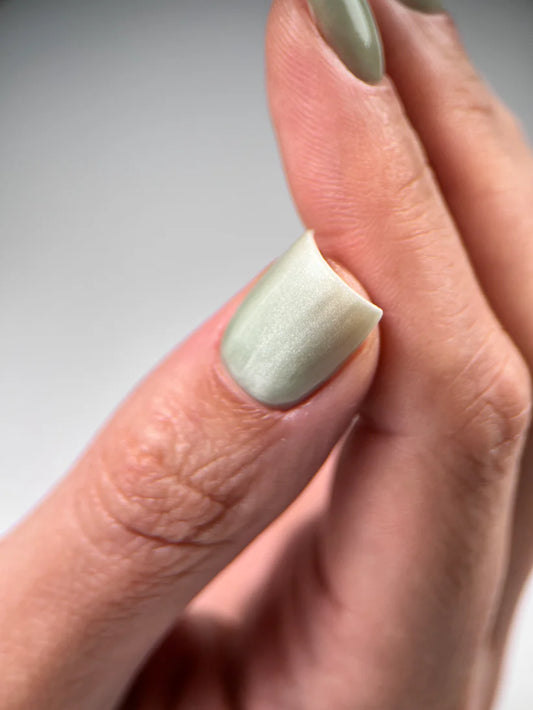 MUSE Gel Polish 47  Cat Eye Light Green